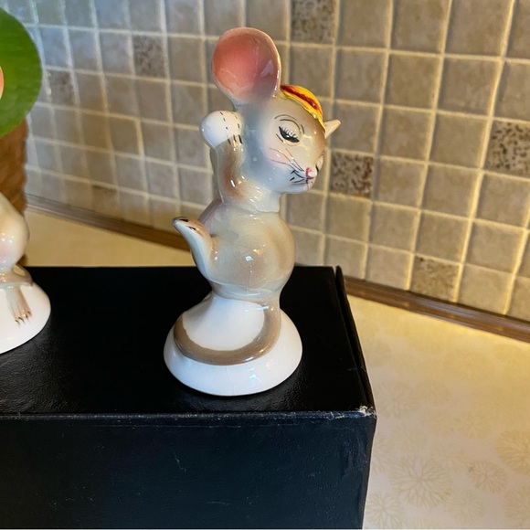 Vintage PY baseball playing mice , anthropomorphic mouse salt & pepper shakers - Picture 2 of 8